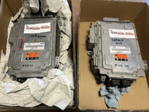 Dit is een inverter van een Opel Ampera. Deze inverter kan bij een defect worden vervangen voor een gebruikt exemplaar, maar dient eerst geprogrammeerd te worden.