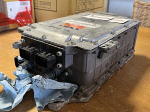 Deze inverter is gedemonteerd van een Opel Ampera. Deze wordt op tafel plug en play geprogrammeerd voor de volgende auto