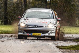Deze rally auto kan je huren voor het Nederlands Rally kampioenschap met een aspirant of club licentie